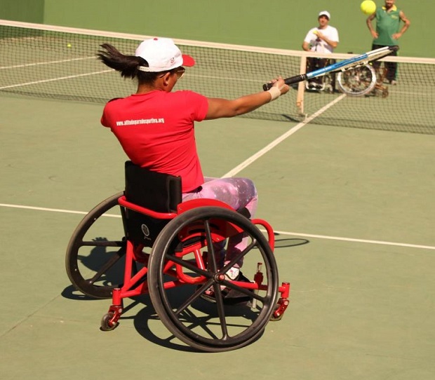 Mulher joga tenis em cadeira de rodas