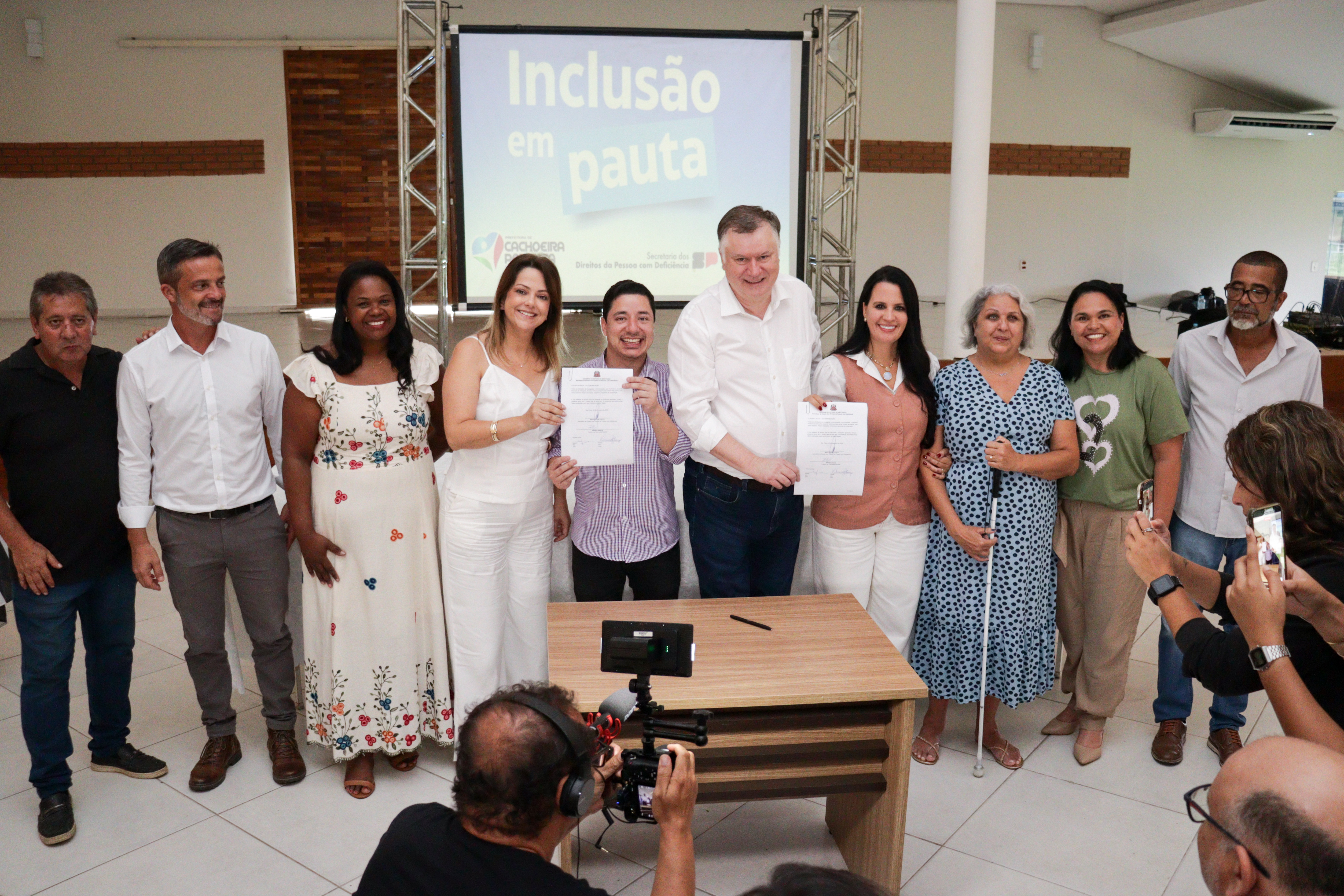 autoridades seguram documento assinado