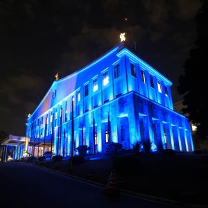 fotografia de fachada do prédio do Palácio dos Bandeirantes todo iluminado de azul
