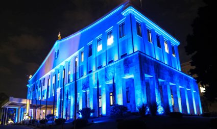 Palácio dos Bandeirantes e Secretaria dos Direitos da Pessoa com Deficiência ficam iluminados de azul no Dia Nacional do Surdo