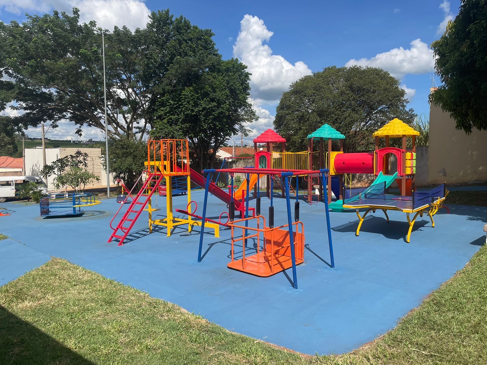 Governo de São Paulo inaugura playground adaptado para pessoas com deficiência em Dois Córregos