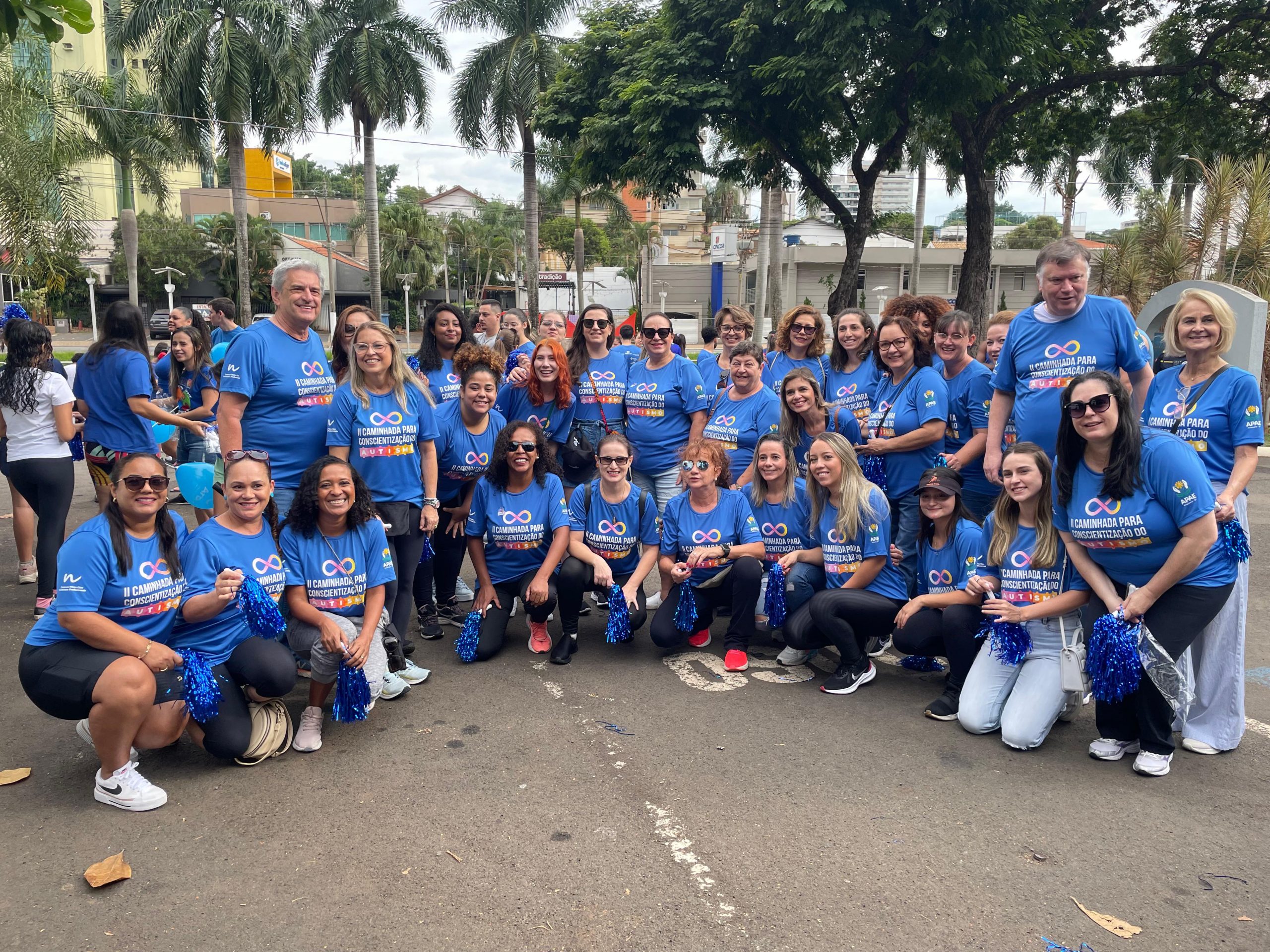 Participantes perfilados ao lado do secretário Marcos da Costa. Todos vestem camisa azul da 2ª Caminhada de Conscientização do Autismo em Americana