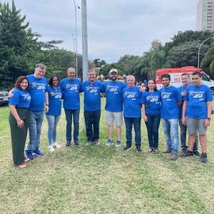 Foto com onze pessoas presentes no evento, todas vestindo camisa azul com a frase estampada: "AMAAH - SP Abril Azul 2024"