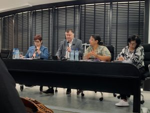 secretário Marcos da Costa, ao lado de Letícia Françoso, presidente do CEAPcD e demais representantes do conselho, durante palestra